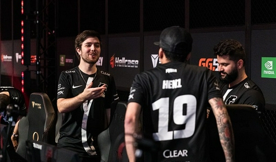 深圳大运中心迎接英雄联盟LPL总决赛盛况