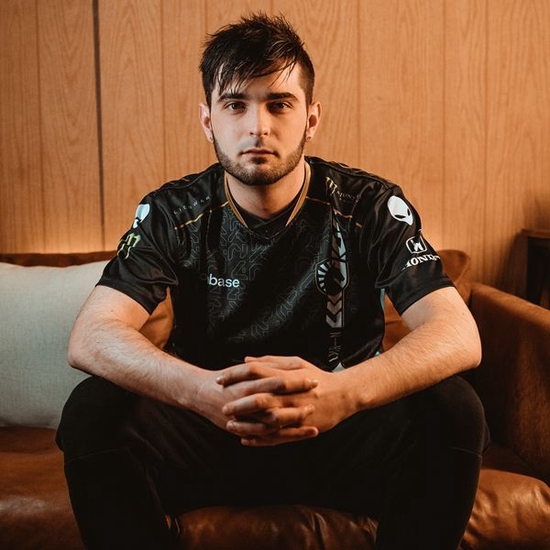 LOL人气主播小米粥五年后复播 引发热议与期待